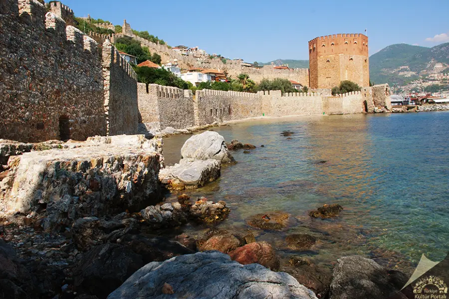 Alanya Kalesi: Alanya’nın Tarihi ve Manzarasıyla Büyüleyen Kalesi
