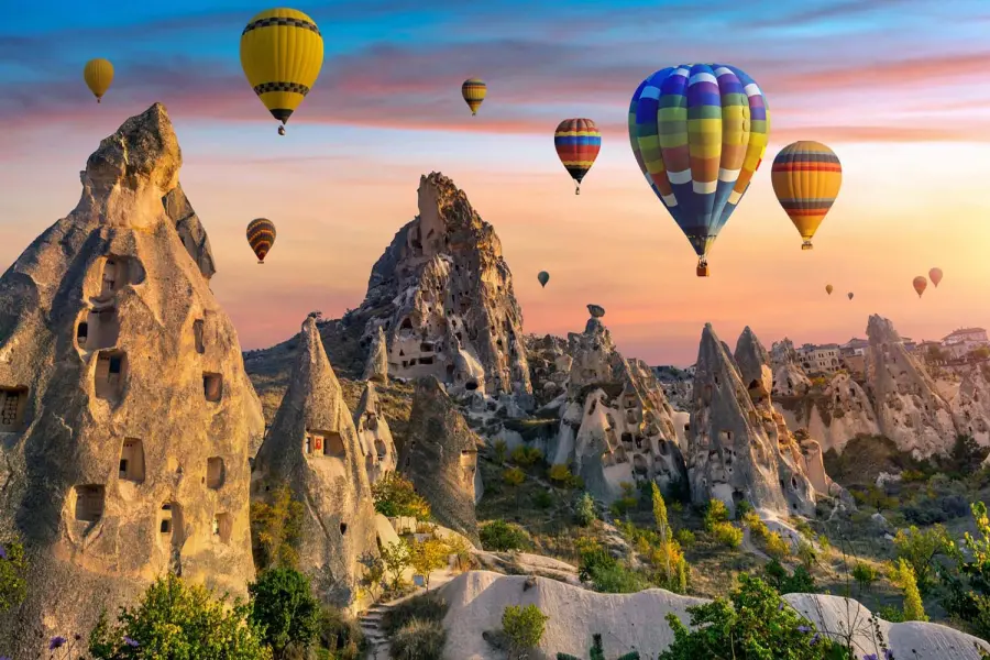Kapadokya Gezi Rehberi: Peribacaları ve Balon Turlarıyla Büyülü Bir Yolculuk