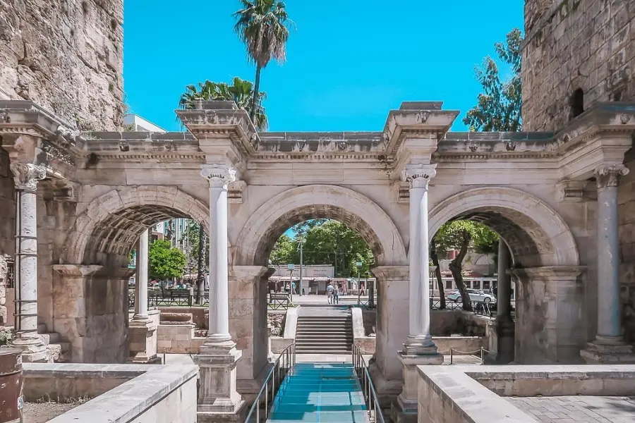 Antalya’da Tarihi Yerler Rehberi: Antik Kentler ve Simgeler